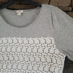 Women gray knot Tee with a floral lace overlay on the front 4
